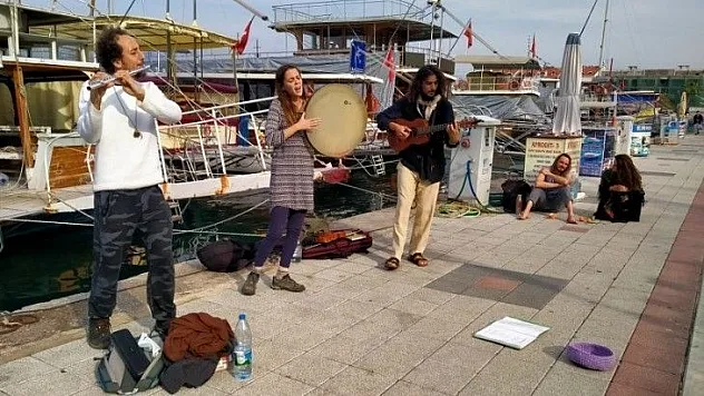 Sokak müzisyenleri vatandaşları motive ediyor