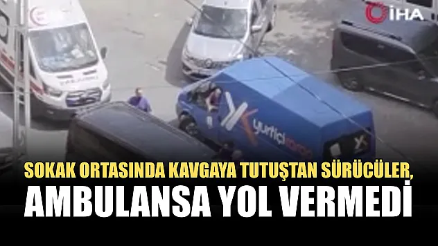 Sokak ortasında kavgaya tutuştan sürücüler, ambulansa yol vermedi