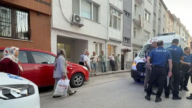 Sokakta düşen yaşlı adam evinin kapısında hayatını kaybetti