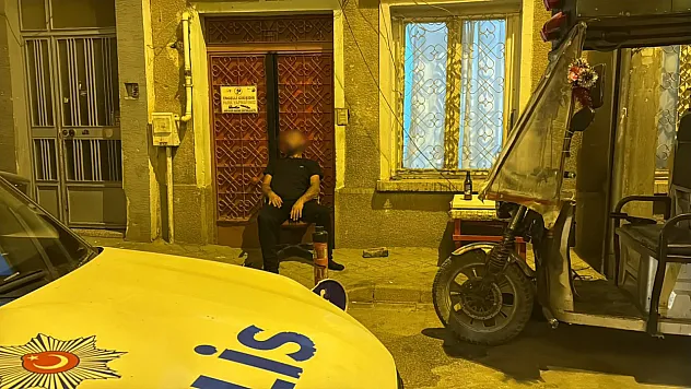 Sokakta sandalye üzerinde sızan şahıs polisi harekete geçirdi