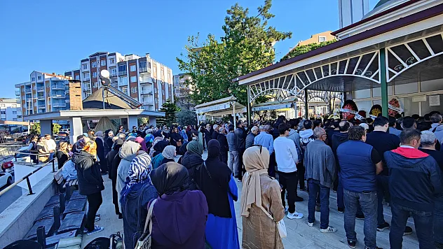 Sosyal Medya Fenomeni Parlak, gözyaşları içinde son yolculuğuna uğurlandı