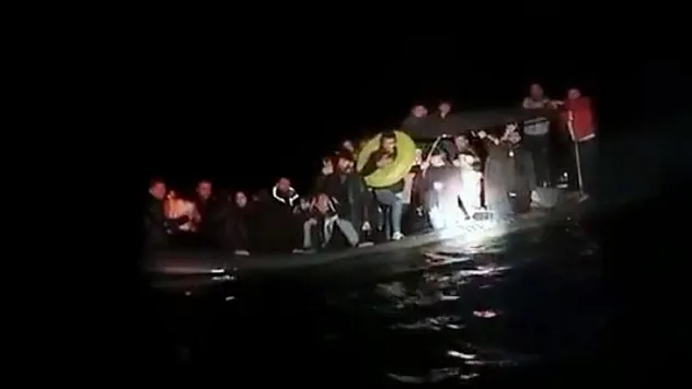 SU ALAN BOTTAKİ GÖÇMENLERİ SAHİL GÜVENLİK KURTARDI