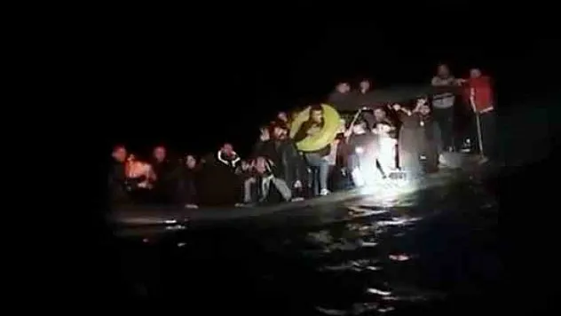 SU ALAN BOTTAKİ GÖÇMENLERİ SAHİL GÜVENLİK KURTARDI