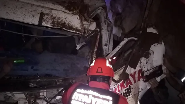 SÜRÜCÜ BETON MİKSERİNE SIKIŞTI