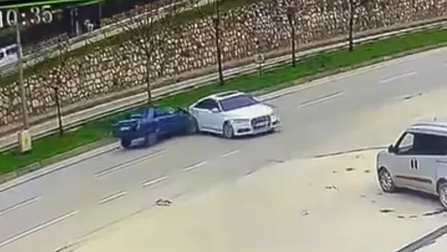 Sürücüsüz araç trafiğe çıktı, kaza böyle geldi
