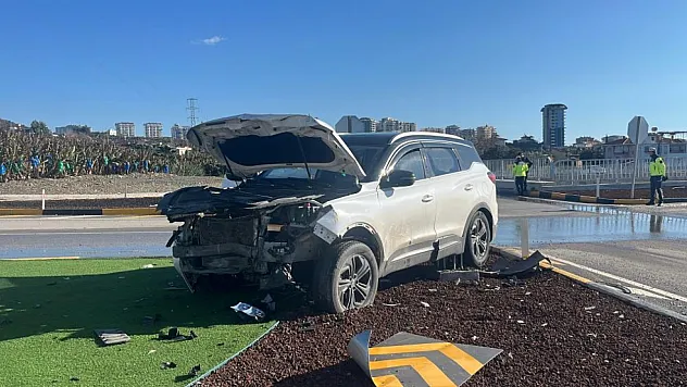 SUV araç ile otomobil çarpıştı: 3 yaralı