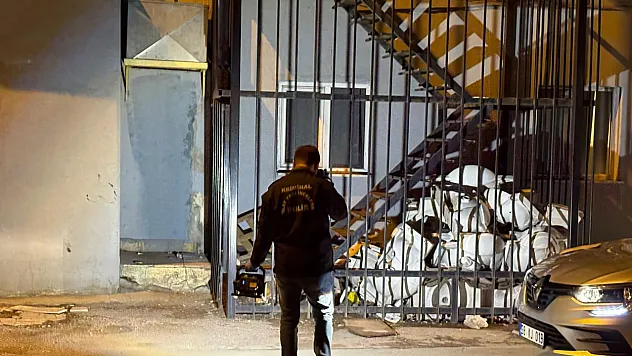 Tabancayla uğraşırken kendini vurdu, silahı yangın merdivenine sakladı