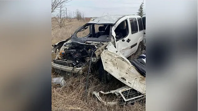 Takla atan hafif ticari araç hurdaya döndü, 2 yaralı