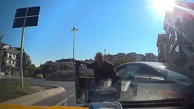 Taksicinin önünü kesip araç yumruklayan trafik magandasına 182 bin lira ceza