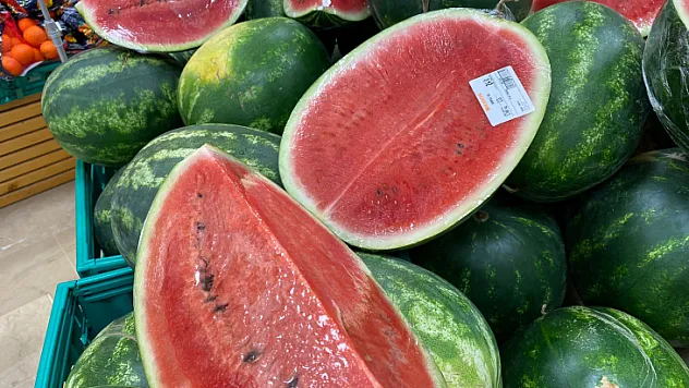 Tanesi 80 lira olan karpuz dilimle satılıyor