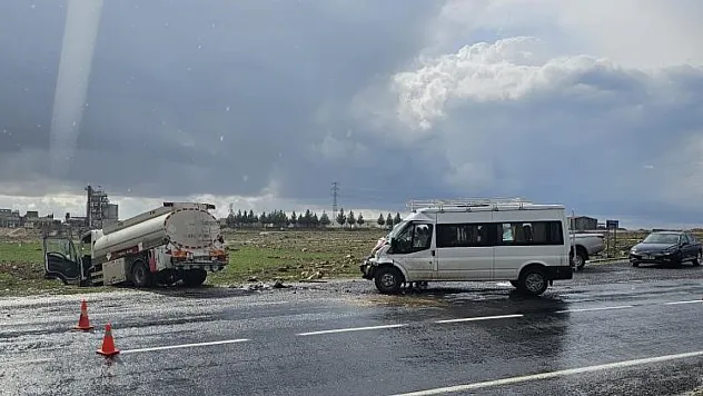 Tanker ile minibüs çarpıştı: 9 yaralı