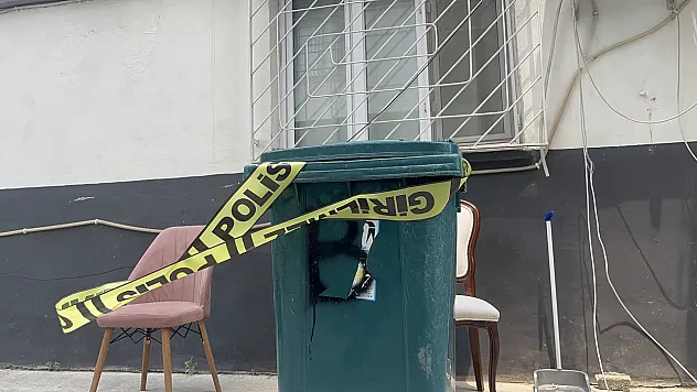 Tartıştığı eşinin başına çekiçle vurup boğazından bıçakladı