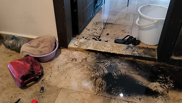 Tartıştığı eski kız arkadaşının daire kapısını benzinle ateşe verdi