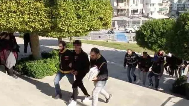 TARTIŞTIĞI KİŞİNİN ÖNCE KAFASINA SİLAH DAYADI SONRA ATEŞ ETTİ