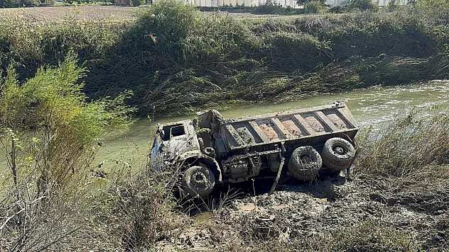 Taşkının yaşandığı Tersakan Çayı'na kamyon devrildi