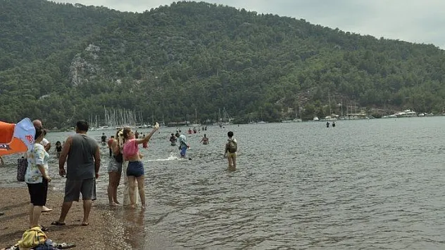 Tatil sevdası korona virüsü unutturdu, plajlar doldu taştı