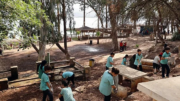 Tatilcilerin çöplerini öğrenciler temizledi