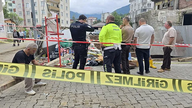 Tek katlı bina yaşlı adamın üzerine çöktü