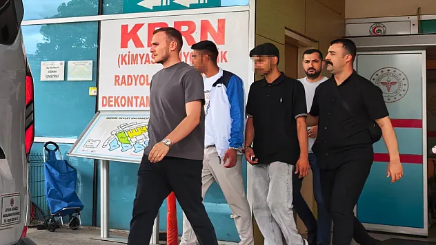 Tekme tokat dövdükleri gencin kolyesini çalıp kaçtılar