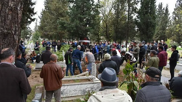 Tekne ile çıktıkları denizde kaybolup hayatlarını kaybeden arkadaşlar toprağa verildi