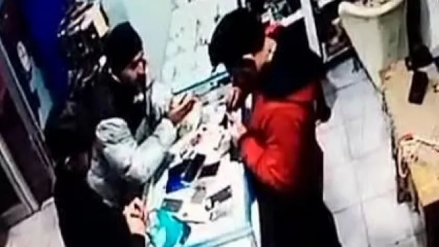 Telefon bataryası bomba gibi patladı