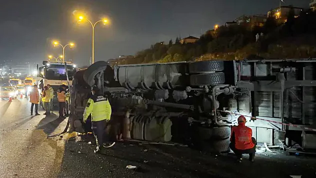 TEM'de feci ölüm: Kullandığı tırın altında kalan sürücü hayatını kaybetti, 2 yaralı