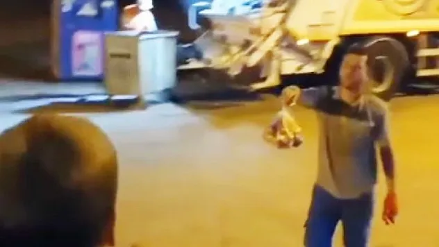 TEMİZLİK GÖREVLİLERİNİN ÇİKOLATA İKRAMI GÖNÜLLERİ FETHEDİYOR