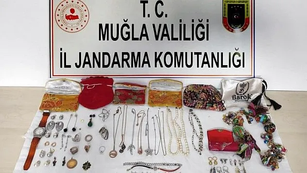 Temizlik için geldiği evi soydu