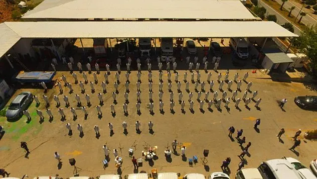 Temizlik işleri ekibinden 150 kişilik dev koro