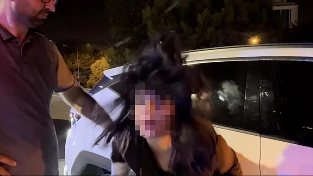Ters yola girdi, ortalığı birbirine kattı: Gazetecilere tükürdü, polis aracına saldırdı