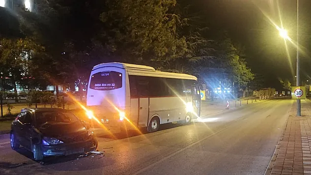 Ters yönden gelen alkollü sürücü servis minibüsüne çarptı