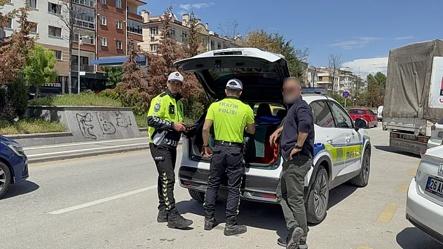 Ters yönden gelen eksik evraklı sürücüden polise ilginç tepki