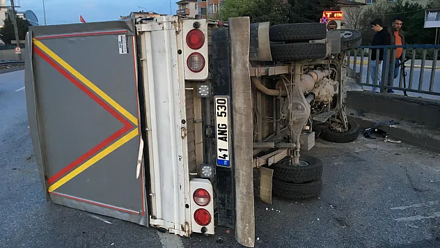 Ticari araçla çarpışan patates yüklü kamyon devrildi! Yaralılar var