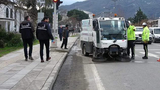 Ticari taksinin çarptığı 2 kadın ağır yaralandı