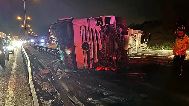 Tır devrildi, kilometrelerce trafik oluştu