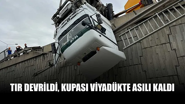 Tır devrildi, kupası viyadükte asılı kaldı
