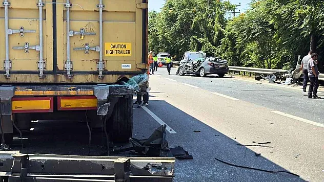 Tıra arkadan çarpan otomobilin tavanı koptu: Uzman onbaşı hayatını kaybetti