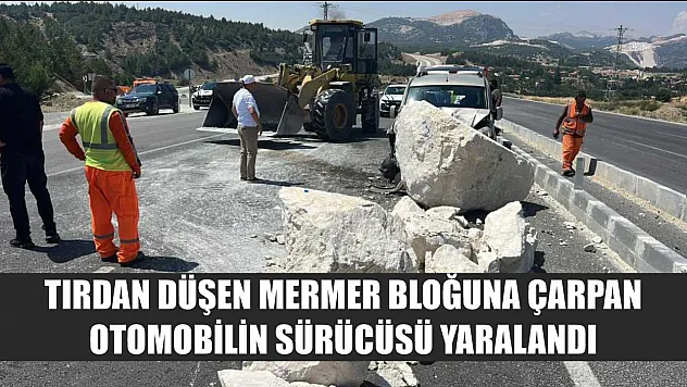 Tırdan düşen mermer bloğuna çarpan otomobilin sürücüsü yaralandı