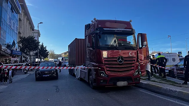 Tırın çarptığı kadın hayatını kaybetti
