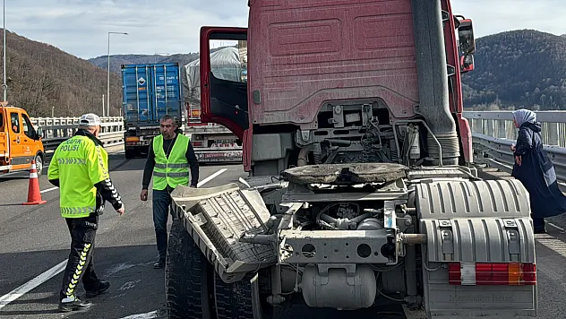 Tırın dorsesi koptu, otoyolda trafik durdu