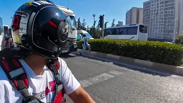 Tırın önünden geçmeye çalışan kadın ölümden son anda kurtuldu