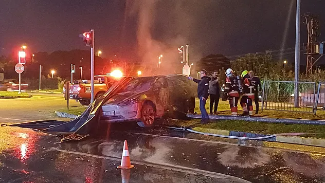 Tırla çarpışan otomobil küle döndü, alevler 3 saatte söndürüldü