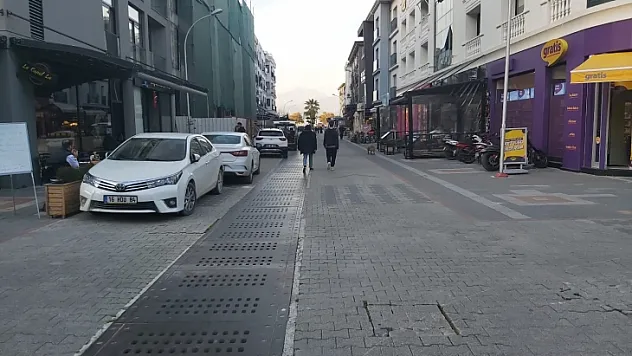 Trafiğe kapalı caddeler otopark oldu