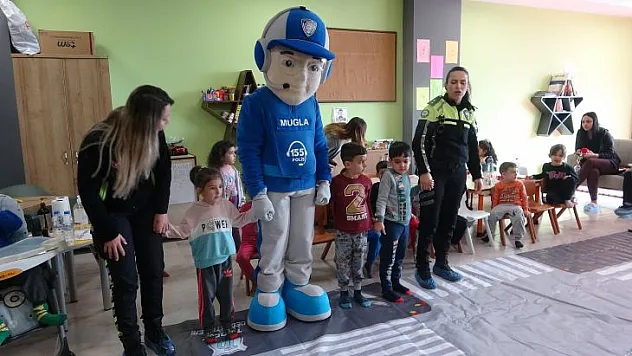 TRAFİK EKİPLERİ DEPREMZEDE ÇOCUKLARIN YÜZLERİNİ GÜLDÜRDÜ