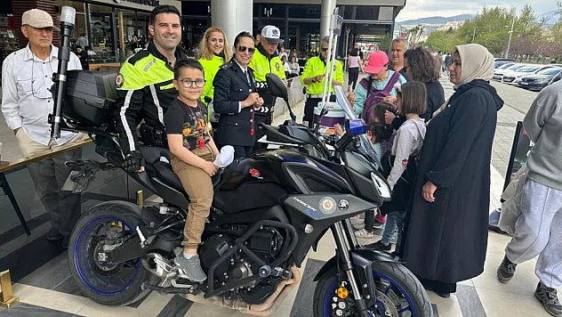 Trafik ekipleri vatandaşları bilgilendirdi