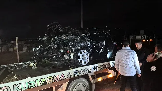 Trafik kazasında tırın altına aldığı otomobil, oto kurtarma aracının üzerinde alev aldı