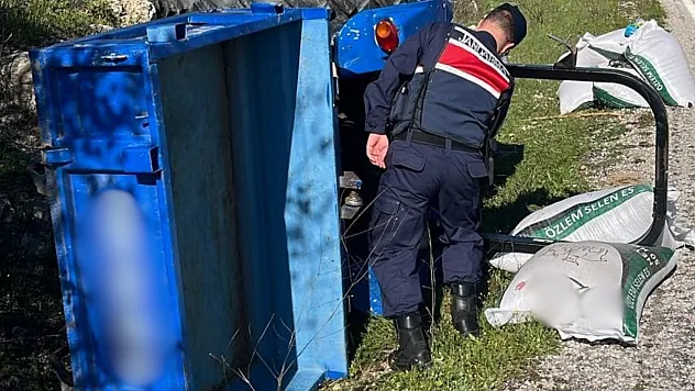 Trafik kazasında traktör devrildi: 1 ölü