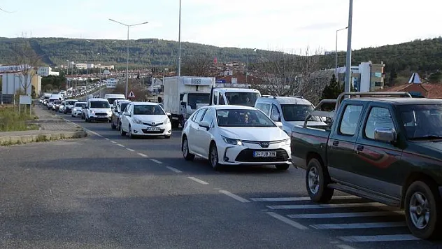 TRAFİK TIKANDI, UZUN KUYRUK OLUŞTU