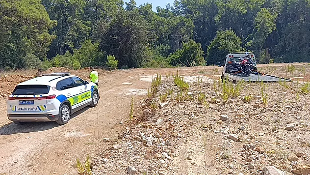 Trafik uygulamasını görünce motosikletini ormanlık alana bırakıp kaçtı, cezadan kaçamadı