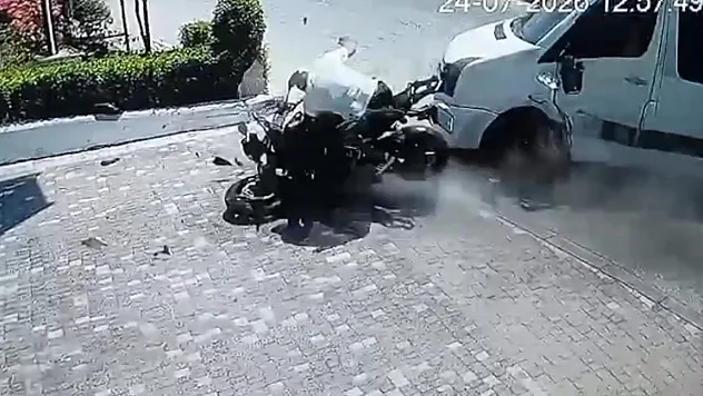 Tur midibüsüyle çarpışan motosiklettekiler yola savruldu